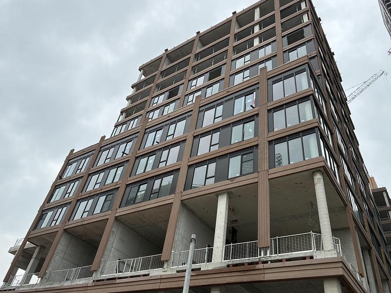 Press kit | 5905-06 - Press release | Innovative Vertika Integrated Railing System from NovatechReduces Costs, Maximizes Views in Multi-Unit Residential Buildings - Novatech - Product - Vertika Integrated Railing - Project - Photo credit: Novatech