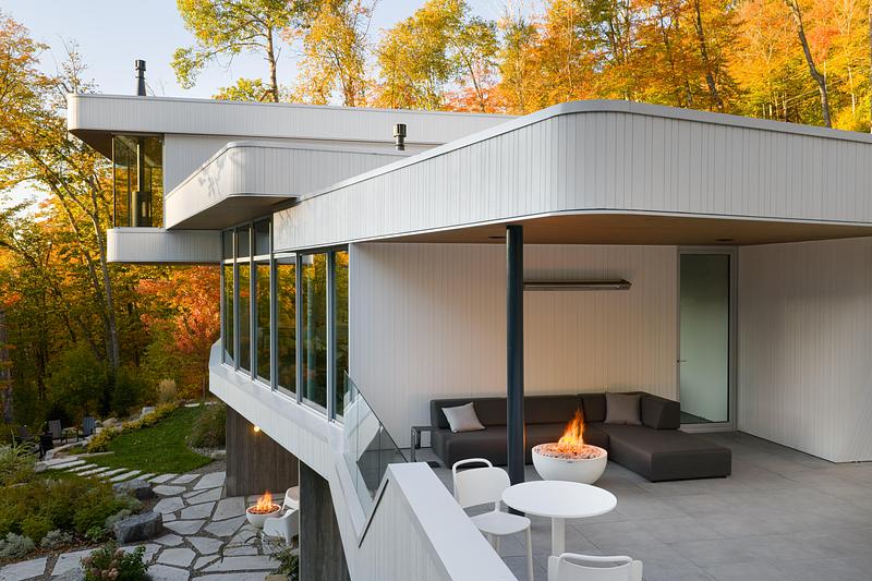 Press kit | 880-25 - Press release | The Albatross - MU Architecture - Residential Architecture - West elevation-Drone shot - Photo credit: Stéphane Groleau