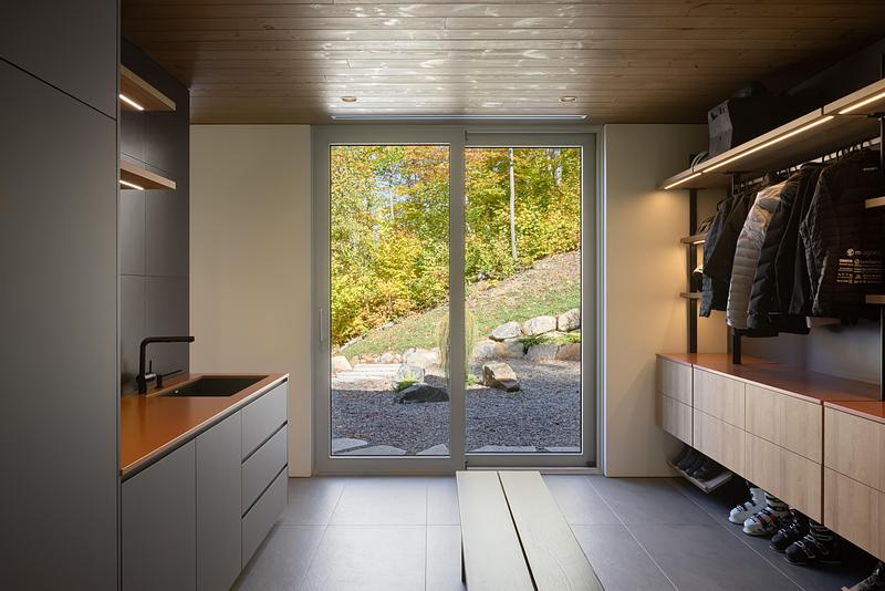 Press kit | 880-25 - Press release | The Albatross - MU Architecture - Residential Architecture - Mud Room-2 - Photo credit: Stéphane Groleau