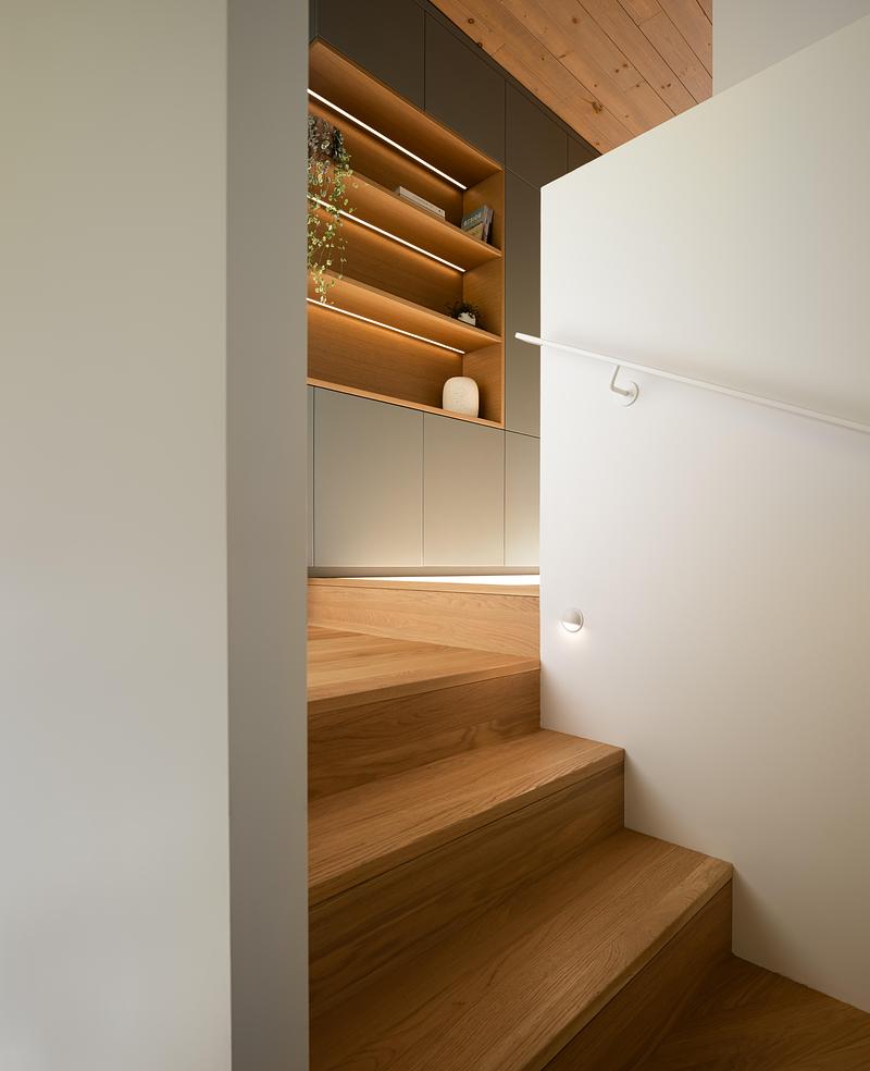 Press kit | 880-25 - Press release | The Albatross - MU Architecture - Residential Architecture - Stairs to masters quarters - Photo credit: Stéphane Groleau