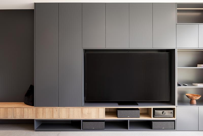 Press kit | 880-25 - Press release | The Albatross - MU Architecture - Residential Architecture - Built-in furniture tv room - Photo credit: Stéphane Groleau