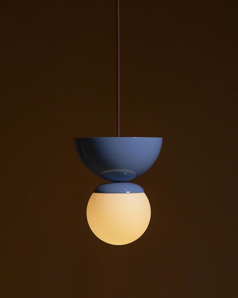 Dossier de presse | 1942-08 - Communiqué de presse | Collection Forma : Une nouvelle façon de penser la lumière - Luminaire Authentik - Design d’éclairage -  Forma 006-LA00 Couleur : PBL  - Crédit photo : Luminaire Authentik