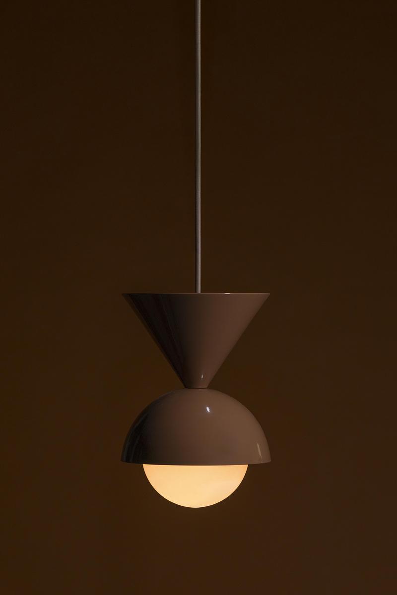 Dossier de presse | 1942-08 - Communiqué de presse | Collection Forma : Une nouvelle façon de penser la lumière - Luminaire Authentik - Design d’éclairage -  Forma 008-LA00 Couleur : COL  - Crédit photo : Luminaire Authentik