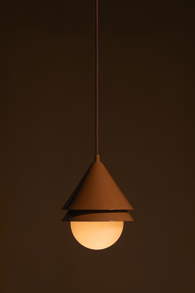 Dossier de presse | 1942-08 - Communiqué de presse | Collection Forma : Une nouvelle façon de penser la lumière - Luminaire Authentik - Design d’éclairage -  Forma 009-LA00 Couleur : TCT  - Crédit photo : Luminaire Authentik