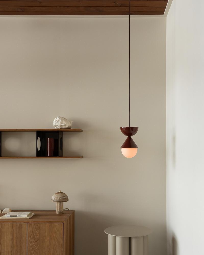 Dossier de presse | 1942-08 - Communiqué de presse | Collection Forma : Une nouvelle façon de penser la lumière - Luminaire Authentik - Design d’éclairage -  Forma 007 LA00 Couleur : RCT  - Crédit photo : Luminaire Authentik