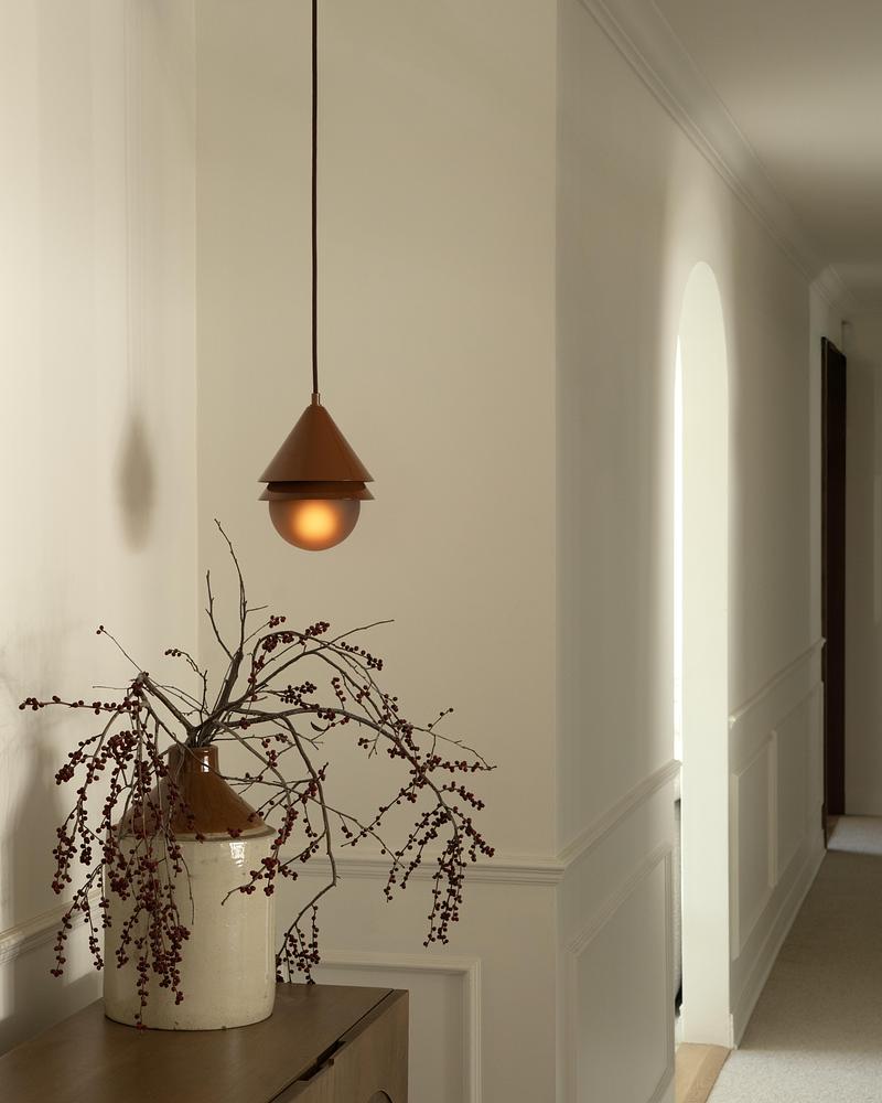 Dossier de presse | 1942-08 - Communiqué de presse | Collection Forma : Une nouvelle façon de penser la lumière - Luminaire Authentik - Design d’éclairage -  Forma 009-LA00 Couleur : TCT  - Crédit photo : Luminaire Authentik