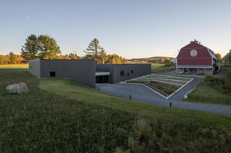 Dossier de presse | 1057-14 - Communiqué de presse | KANVA dévoile le musée du Parc Marie-Victorin : habiter la topographie pour révéler un patrimoine forgé par le temps - KANVA - Architecture institutionnelle - Crédit photo : Raphaël Thibodeau