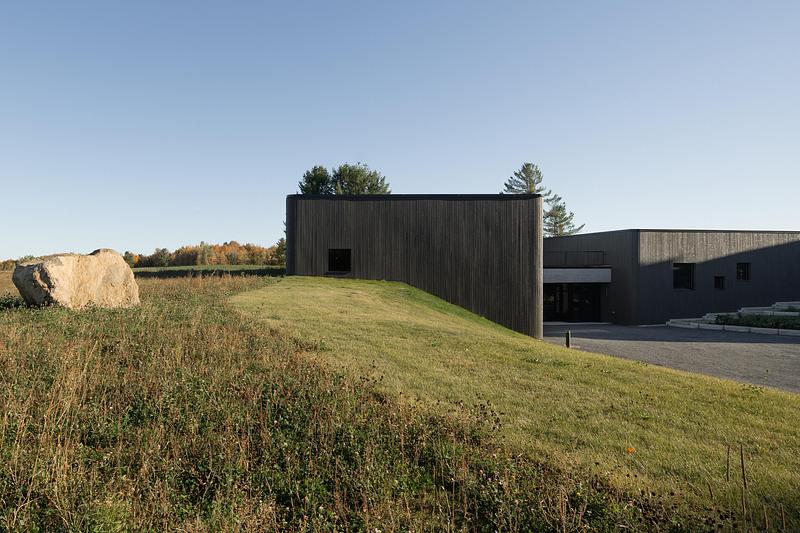 Dossier de presse | 1057-14 - Communiqué de presse | KANVA dévoile le musée du Parc Marie-Victorin : habiter la topographie pour révéler un patrimoine forgé par le temps - KANVA - Architecture institutionnelle - Crédit photo : Raphaël Thibodeau