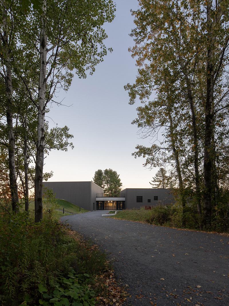 Dossier de presse | 1057-14 - Communiqué de presse | KANVA dévoile le musée du Parc Marie-Victorin : habiter la topographie pour révéler un patrimoine forgé par le temps - KANVA - Architecture institutionnelle - Crédit photo :  Raphaël Thibodeau 