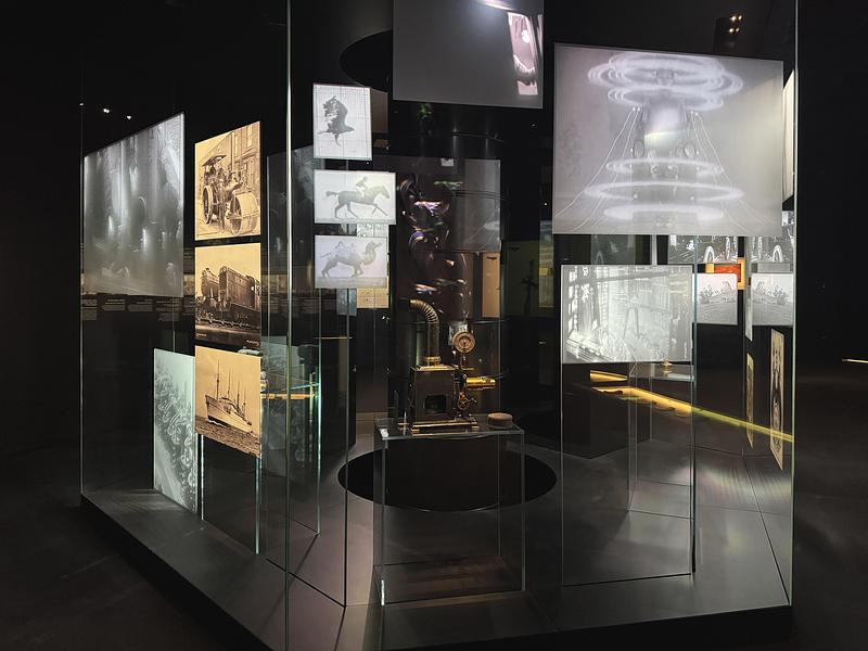 Press kit | 7871-01 - Press release | Black Gold Museum Where Oil Becomes Art - La Méduse - Art - Black Gold Museum_Birth of Modern World mediation - Photo credit: La Méduse