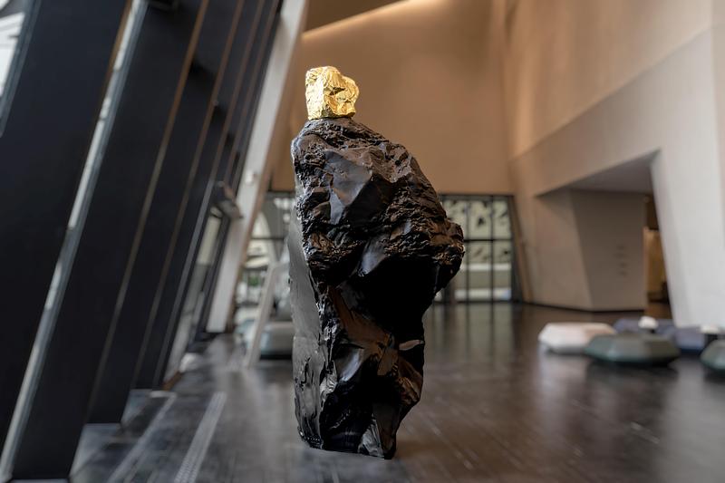 Press kit | 7871-01 - Press release | Black Gold Museum Where Oil Becomes Art - La Méduse - Art - Black Gold Museum_Hall, Ugo Rondinone - Photo credit: Black Gold Museum