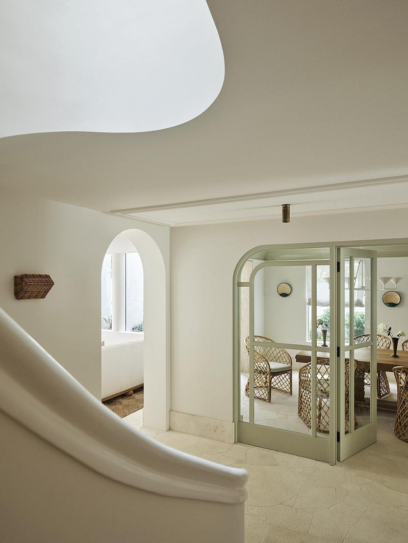 Press kit | 7855-03 - Press release | Bondi Beach Villa Reinterprets the Classical Loggia for Coastal Living - Common Office - Residential Architecture - Photo credit: Anson Smart