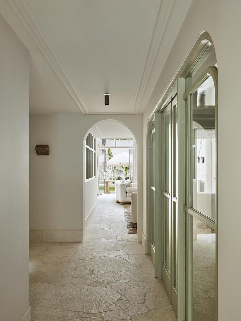 Press kit | 7855-03 - Press release | Bondi Beach Villa Reinterprets the Classical Loggia for Coastal Living - Common Office - Residential Architecture - Photo credit: Anson Smart