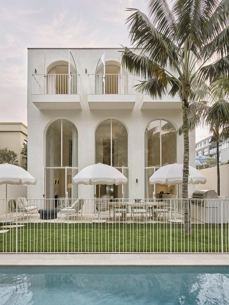 Press kit | 7855-03 - Press release | Bondi Beach Villa Reinterprets the Classical Loggia for Coastal Living - Common Office - Residential Architecture - Photo credit: Anson Smart