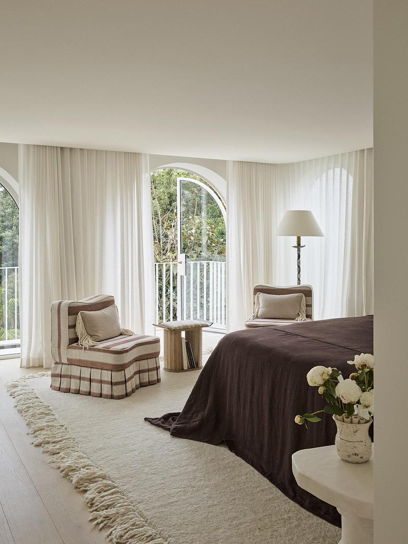 Press kit | 7855-03 - Press release | Bondi Beach Villa Reinterprets the Classical Loggia for Coastal Living - Common Office - Residential Architecture - Photo credit: Anson Smart