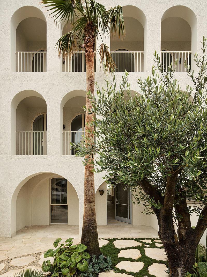 Press kit | 7855-03 - Press release | Bondi Beach Villa Reinterprets the Classical Loggia for Coastal Living - Common Office - Residential Architecture - Photo credit: Anson Smart