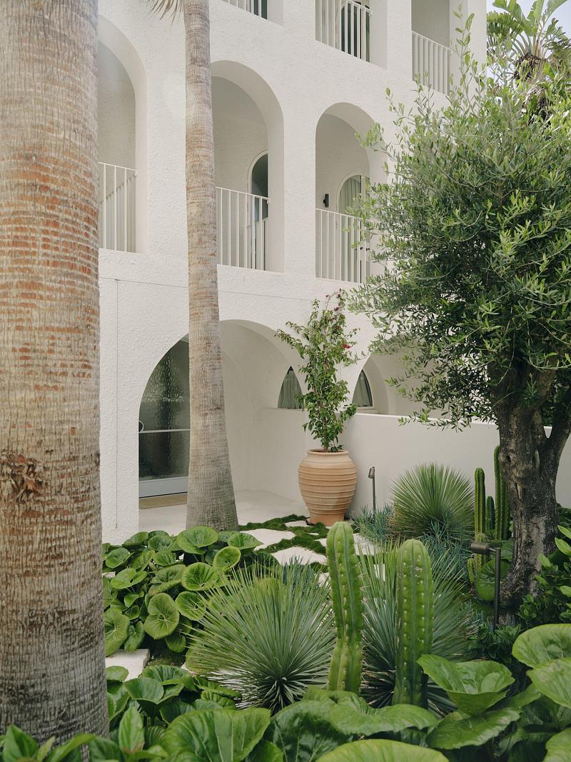 Press kit | 7855-03 - Press release | Bondi Beach Villa Reinterprets the Classical Loggia for Coastal Living - Common Office - Residential Architecture - Photo credit: Tom Ross