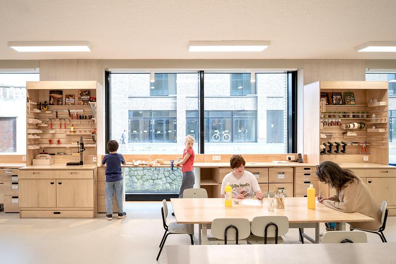 Dossier de presse | 7860-01 - Communiqué de presse | KiMu Children's Art Museum Opens in Amsterdam - KiMu Kinderkunstmuseum - Art - Atelier in KiMu designed to support independent work, with custom storage designed by Suzanne Huis and built by LikaPika and vintage chairs sourced from Strijk Design in Amsterdam Noord - Crédit photo : Aiste Rakauskaite