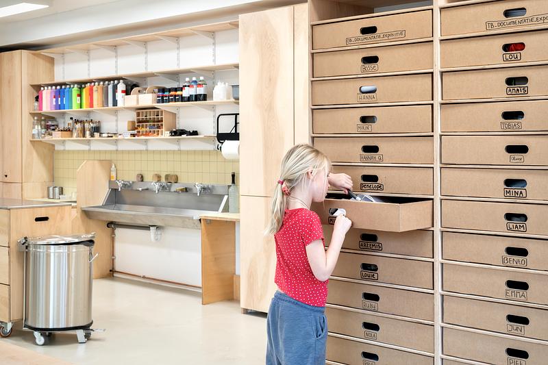 Dossier de presse | 7860-01 - Communiqué de presse | KiMu Children's Art Museum Opens in Amsterdam - KiMu Kinderkunstmuseum - Art - Each child gets their own cardboard drawer, to fit in the custom wooden cabinets by LikaPika - Crédit photo : Aiste Rakauskaite