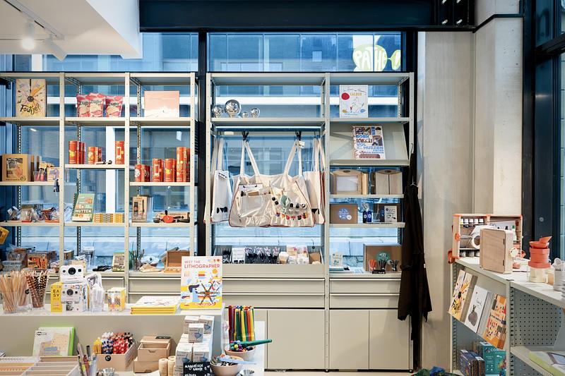 Dossier de presse | 7860-01 - Communiqué de presse | KiMu Children's Art Museum Opens in Amsterdam - KiMu Kinderkunstmuseum - Art - KiMu’s shop, offering materials that invite children to shape their own play without instructions or fixed outcomes - Crédit photo : Aiste Rakauskaite