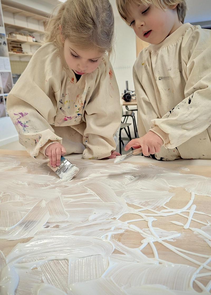 Dossier de presse | 7860-01 - Communiqué de presse | KiMu Children's Art Museum Opens in Amsterdam - KiMu Kinderkunstmuseum - Art -  Jun (4) and Zaia (4) preparing work for the 'Allesmachine' (everything machine), a group project of children aged 4-5 - Crédit photo :   Stoika de Vreeze 