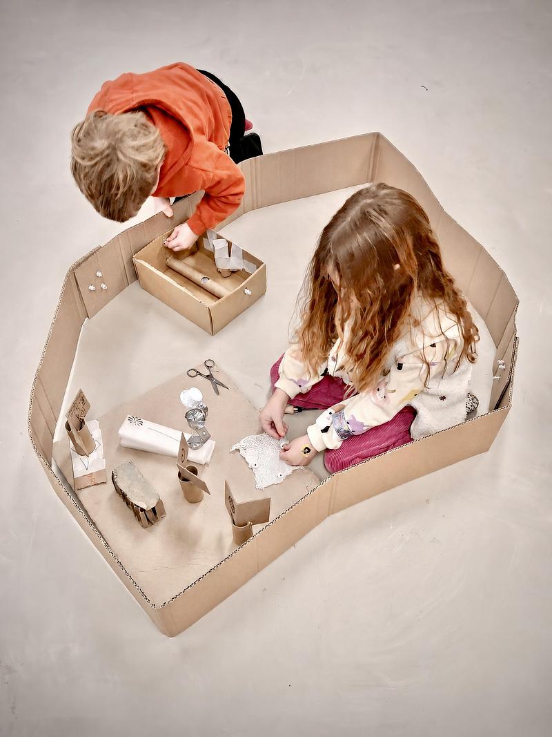Dossier de presse | 7860-01 - Communiqué de presse | KiMu Children's Art Museum Opens in Amsterdam - KiMu Kinderkunstmuseum - Art -  Lou (6) and Mina (5) at work. KiMu Kinderkunstmuseum offers children the space and conditions to explore, experiment and follow their own creative proces  - Crédit photo :   mohamad yekta 