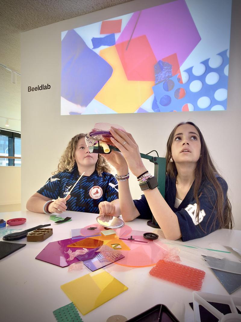 Dossier de presse | 7860-01 - Communiqué de presse | KiMu Children's Art Museum Opens in Amsterdam - KiMu Kinderkunstmuseum - Art -  Uma (15) and Doris (13) experimenting in the Beeldlab (Image lab)  - Crédit photo :  Morad Bouchakour
