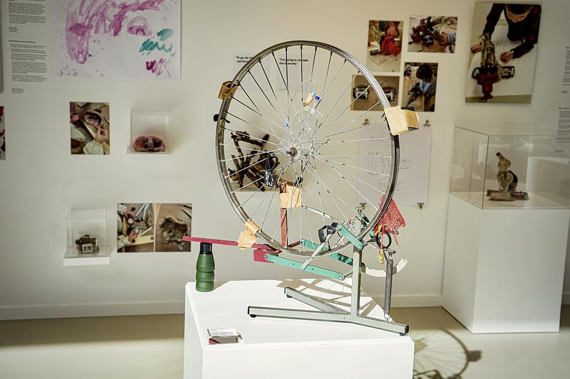Dossier de presse | 7860-01 - Communiqué de presse | KiMu Children's Art Museum Opens in Amsterdam - KiMu Kinderkunstmuseum - Art - The exhibition 'Parallel Processes' shows work by children presented alongside documentation of the making process, including photographs, notes and experiments developed along the way - Crédit photo : Cees Hartman