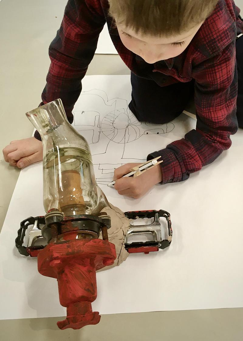 Dossier de presse | 7860-01 - Communiqué de presse | KiMu Children's Art Museum Opens in Amsterdam - KiMu Kinderkunstmuseum - Art -   Lou (6) drawing Bosse's (6) work.   - Crédit photo :  mohamad yekta