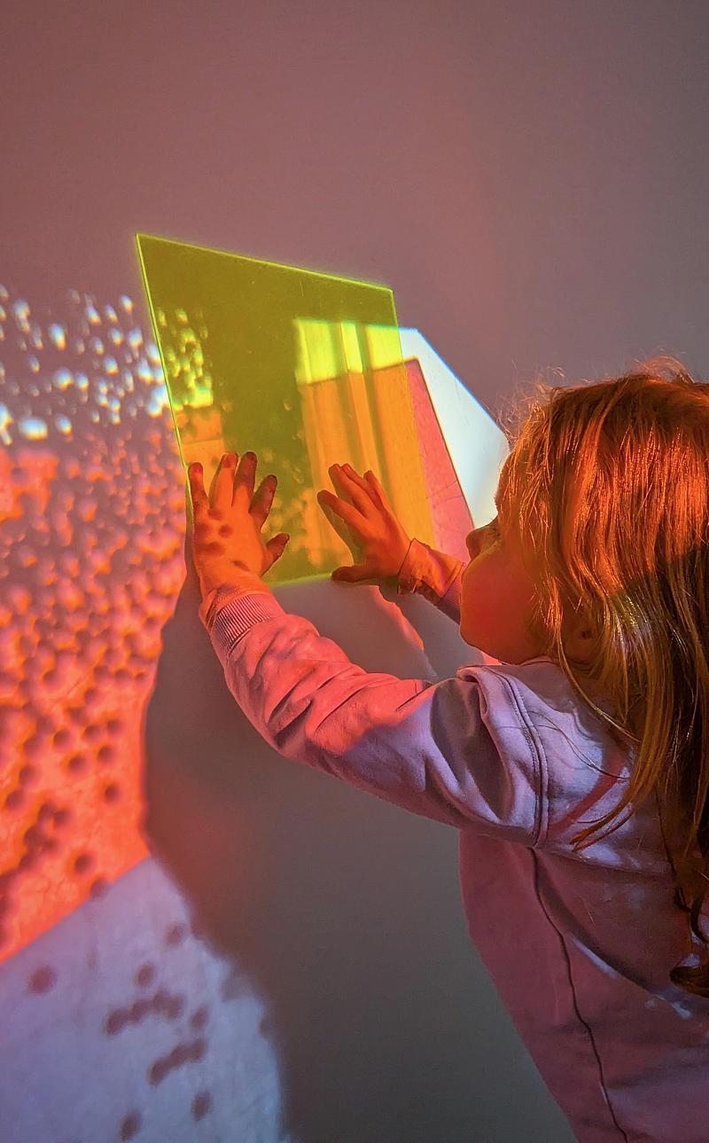 Dossier de presse | 7860-01 - Communiqué de presse | KiMu Children's Art Museum Opens in Amsterdam - KiMu Kinderkunstmuseum - Art -  Emma (4) in Kimu's Atelier of Light   - Crédit photo :   Stoika de Vreeze 