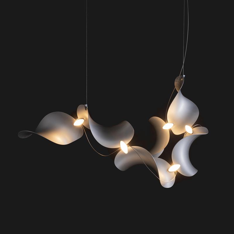 Dossier de presse | 7852-01 - Communiqué de presse | Dune Modular Pendant Luminaire - MOSS Objects - Design d’éclairage - Dune 6 Spiral, silver anodized - Crédit photo : MOSS Objects