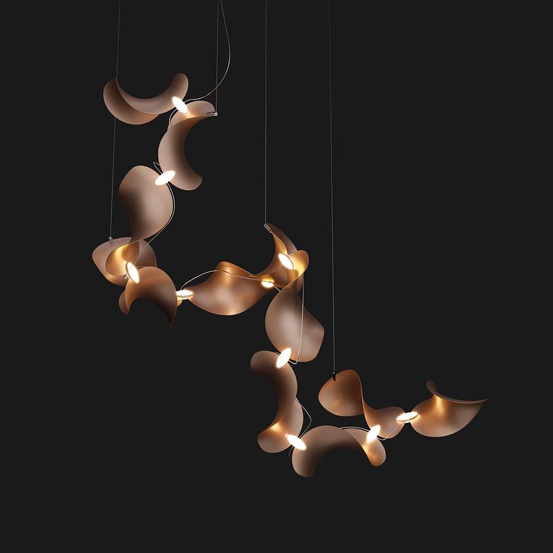 Dossier de presse | 7852-01 - Communiqué de presse | Dune Modular Pendant Luminaire - MOSS Objects - Design d’éclairage - Dune 12 Spiral, copper tone - Crédit photo : MOSS Objects