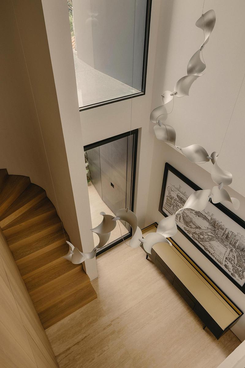 Dossier de presse | 7852-01 - Communiqué de presse | Dune Modular Pendant Luminaire - MOSS Objects - Design d’éclairage - Dune custom, silver anodized - Crédit photo : MOSS Objects