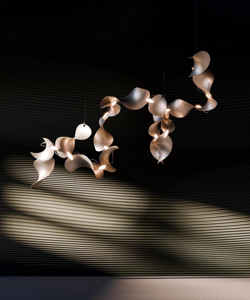 Dossier de presse | 7852-01 - Communiqué de presse | Dune Modular Pendant Luminaire - MOSS Objects - Design d’éclairage - Dune 16 Spiral, silver anodized - Crédit photo : MOSS Objects