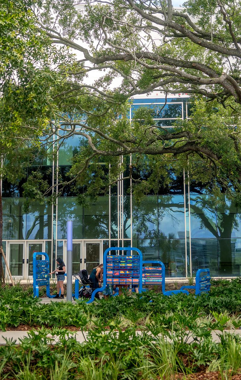Dossier de presse | 5595-12 - Communiqué de presse | The Urban Conga Unveils 'A Cappella', a New Public Art Installation Celebrating Jacksonville's Enduring Musical Legacy - The Urban Conga - Design urbain - The work was designed to appear as if it were rising up out of the landscape. - Crédit photo : Photo by Christopher Brickman