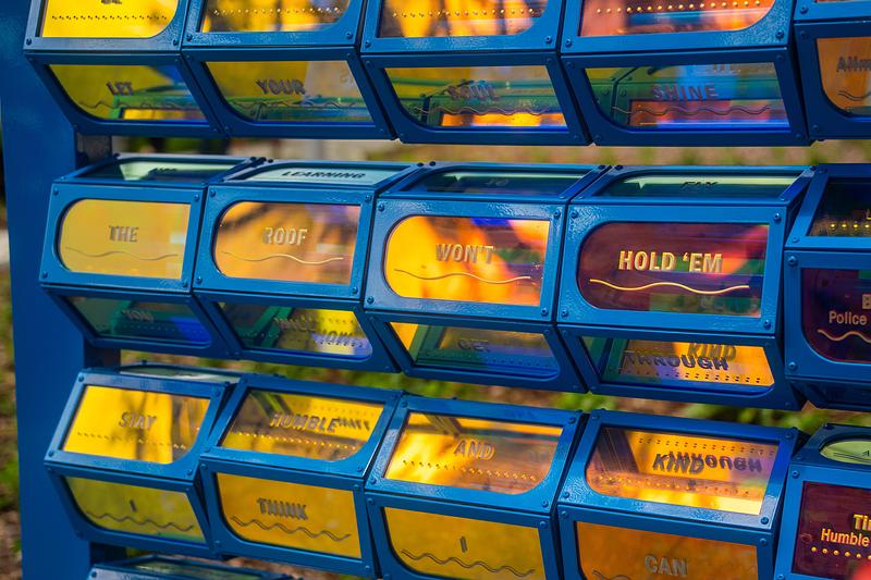 Dossier de presse | 5595-12 - Communiqué de presse | The Urban Conga Unveils 'A Cappella', a New Public Art Installation Celebrating Jacksonville's Enduring Musical Legacy - The Urban Conga - Design urbain - The dichroic panels shift and change color depending on how the light hits the work.  - Crédit photo : Photo by Christopher Brickman