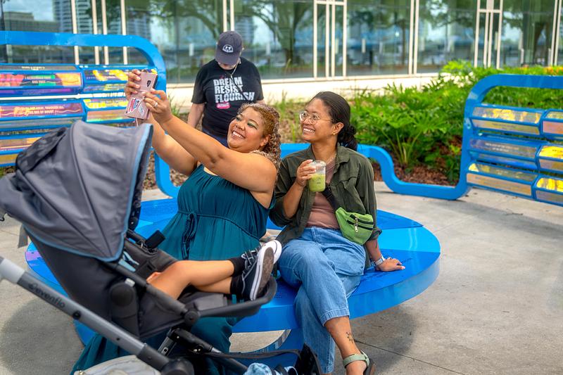 Dossier de presse | 5595-12 - Communiqué de presse | The Urban Conga Unveils 'A Cappella', a New Public Art Installation Celebrating Jacksonville's Enduring Musical Legacy - The Urban Conga - Design urbain - Visitors take a selfie in the work.  - Crédit photo : Photo by Christopher Brickman