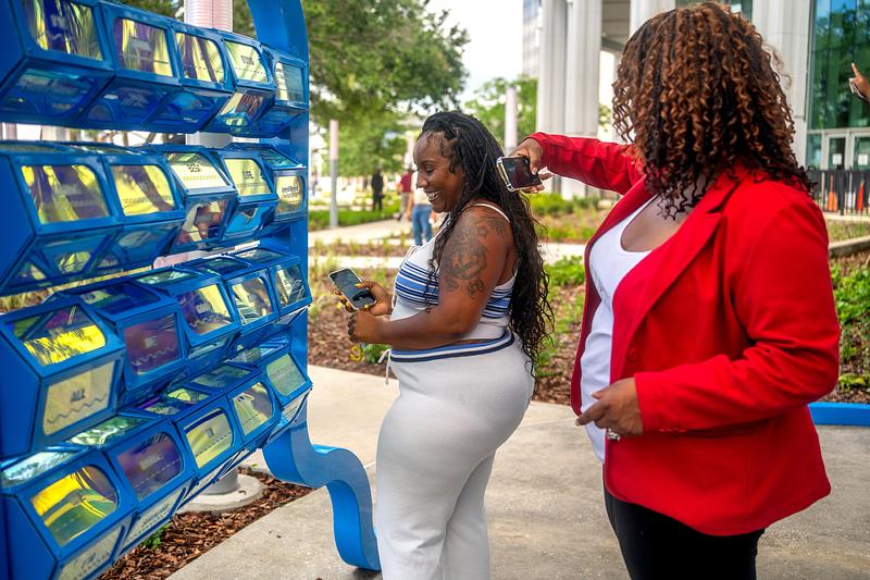 Dossier de presse | 5595-12 - Communiqué de presse | The Urban Conga Unveils 'A Cappella', a New Public Art Installation Celebrating Jacksonville's Enduring Musical Legacy - The Urban Conga - Design urbain - Visitors finding their favorite songs on the work. - Crédit photo : Photo by Christopher Brickman