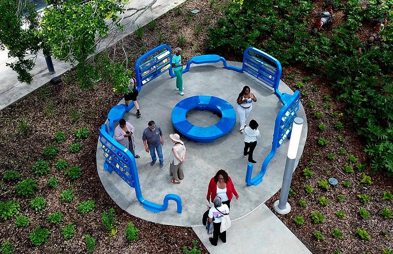 Dossier de presse | 5595-12 - Communiqué de presse | The Urban Conga Unveils 'A Cappella', a New Public Art Installation Celebrating Jacksonville's Enduring Musical Legacy - The Urban Conga - Design urbain - Birdseye view of people interacting with 'A Cappella.' - Crédit photo : Photo by Ryan Swanson