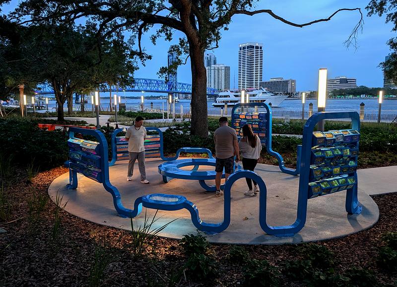Dossier de presse | 5595-12 - Communiqué de presse | The Urban Conga Unveils 'A Cappella', a New Public Art Installation Celebrating Jacksonville's Enduring Musical Legacy - The Urban Conga - Design urbain - At night, the installation illuminates, creating new interactions with light throughout the space. - Crédit photo : Photo by Robin Bossinger