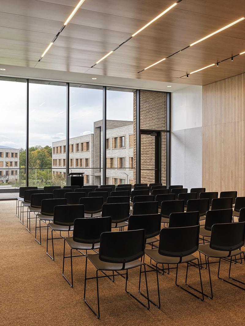 Dossier de presse | 7855-08 - Communiqué de presse | CIVILIAN Elevates Student Experience with Architecturally-Integrated Interiors at Bard College’s North Campus Residence Complex - CIVILIAN - Architecture commerciale - Crédit photo : Chris Mottalini