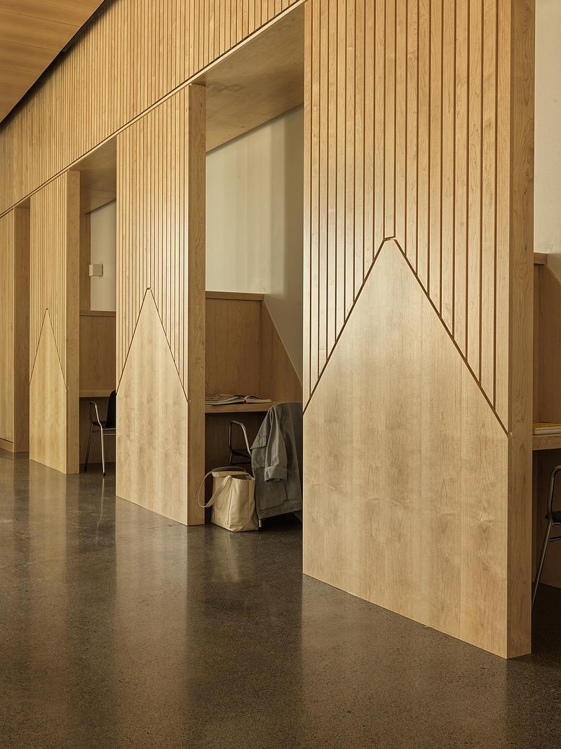 Dossier de presse | 7855-08 - Communiqué de presse | CIVILIAN Elevates Student Experience with Architecturally-Integrated Interiors at Bard College’s North Campus Residence Complex - CIVILIAN - Architecture commerciale - Crédit photo : Chris Mottalini