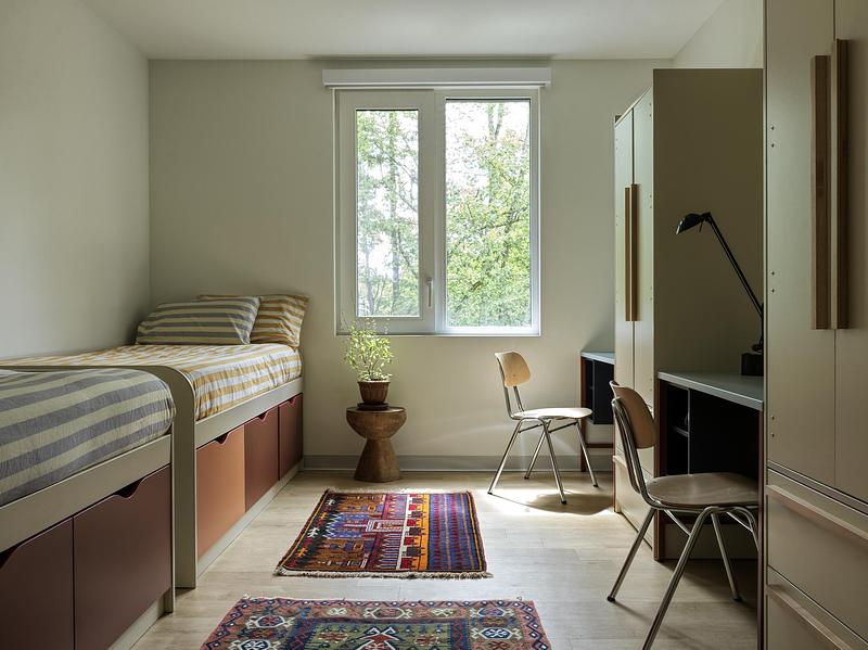 Dossier de presse | 7855-08 - Communiqué de presse | CIVILIAN Elevates Student Experience with Architecturally-Integrated Interiors at Bard College’s North Campus Residence Complex - CIVILIAN - Architecture commerciale - Crédit photo : Chris Mottalini