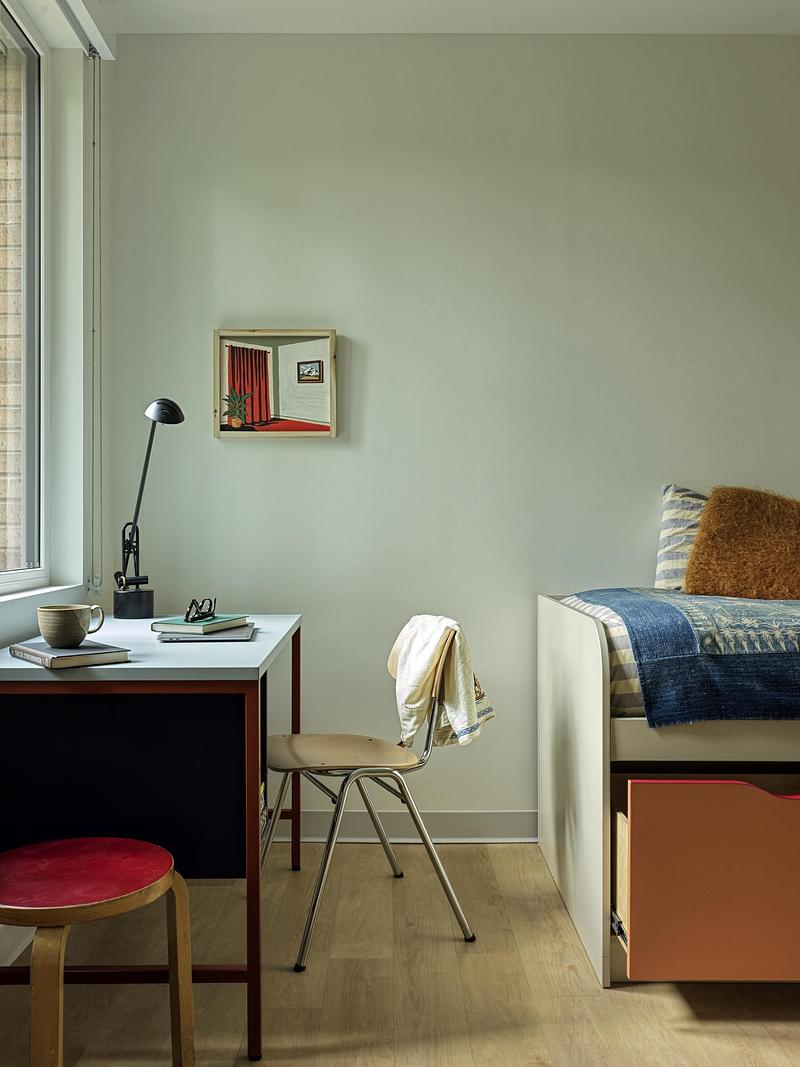 Dossier de presse | 7855-08 - Communiqué de presse | CIVILIAN Elevates Student Experience with Architecturally-Integrated Interiors at Bard College’s North Campus Residence Complex - CIVILIAN - Architecture commerciale - Crédit photo : Chris Mottalini
