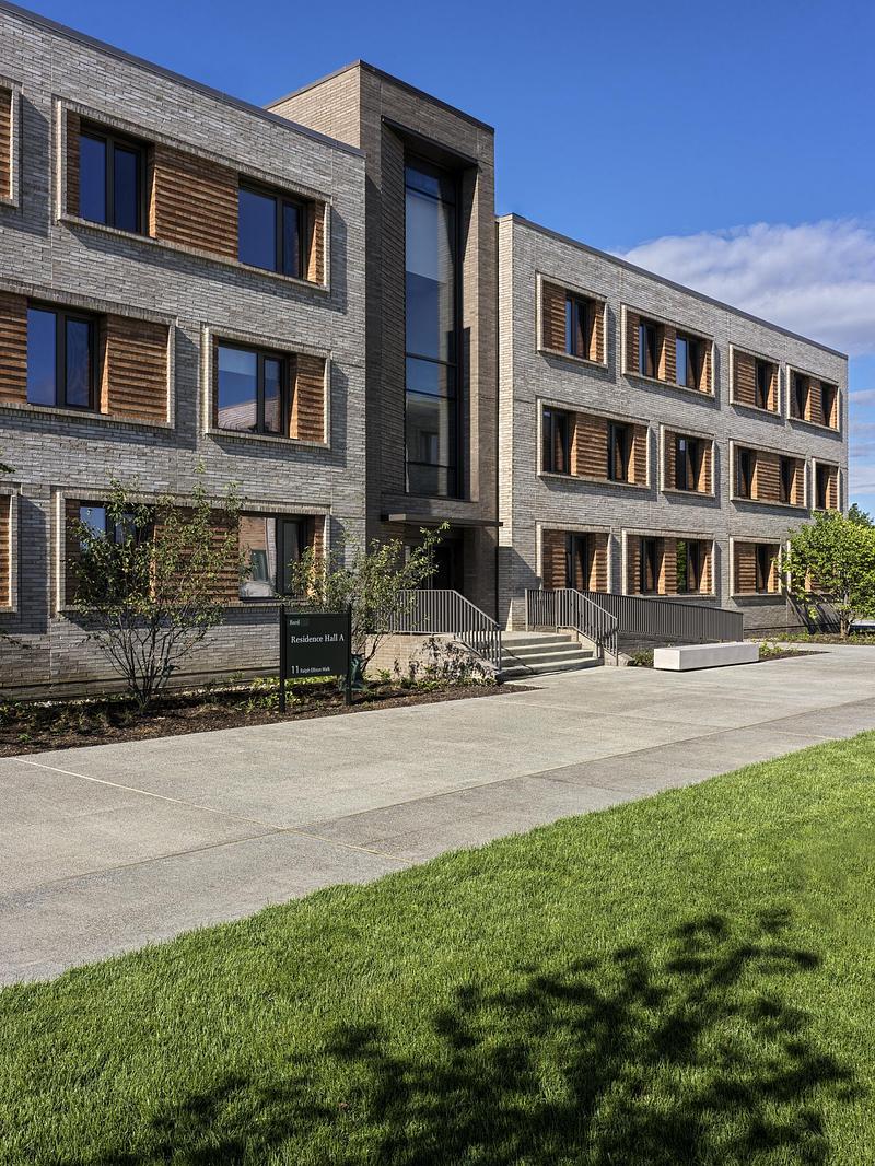 Dossier de presse | 7855-08 - Communiqué de presse | CIVILIAN Elevates Student Experience with Architecturally-Integrated Interiors at Bard College’s North Campus Residence Complex - CIVILIAN - Architecture commerciale - Crédit photo : Chris Mottalini