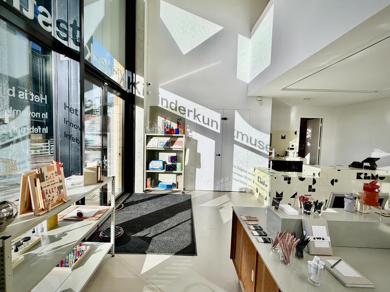 Dossier de presse | 7860-01 - Communiqué de presse | KiMu Children's Art Museum Opens in Amsterdam - KiMu Kinderkunstmuseum - Art - The counter in the shop, doubling as ticket office, is clad with hand printed tiles, featuring elements of KiMu's logo, designed by HOAX Amsterdam. - Crédit photo : Morad Bouchakour