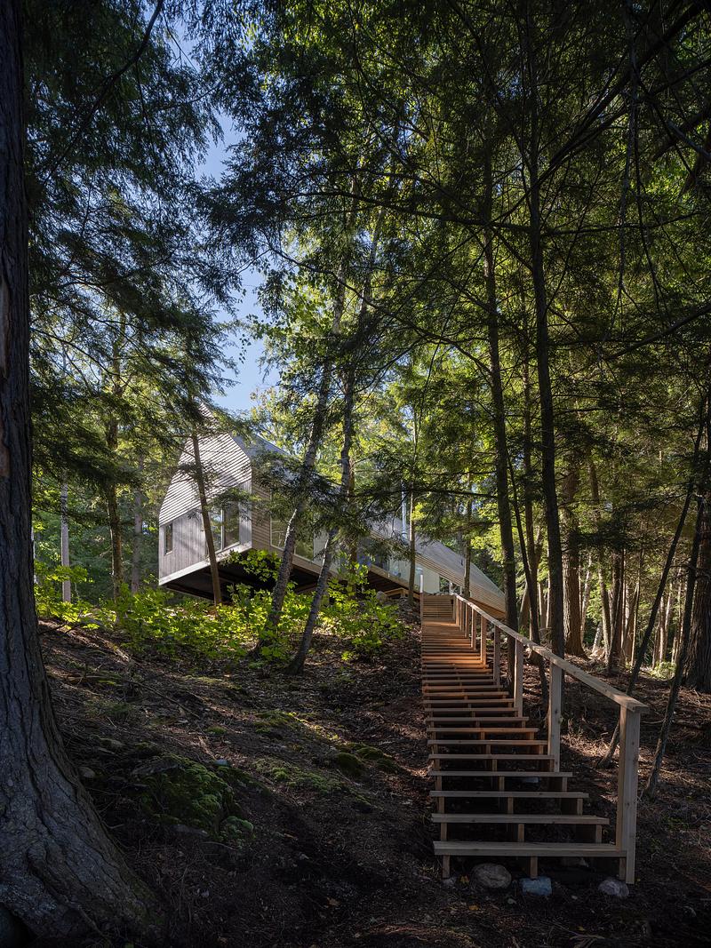 Press kit | 2682-03 - Press release | DogTrot Magnetawan - Williamson Williamson inc - Residential Architecture - A view of the cantilevered corner and the stairs down to the lake.   - Photo credit: Scott Norsworthy