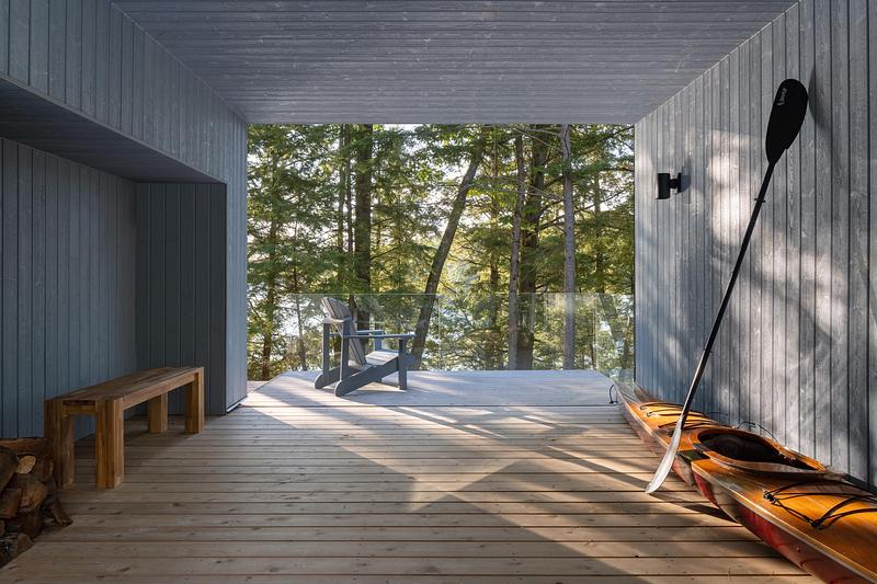Press kit | 2682-03 - Press release | DogTrot Magnetawan - Williamson Williamson inc - Residential Architecture - The DogTrot porch holds a wooden kayak, and is often used for summer dining outside. Entry to the main cottage and the primary bedroom are both off of this space. - Photo credit: Scott Norsworthy