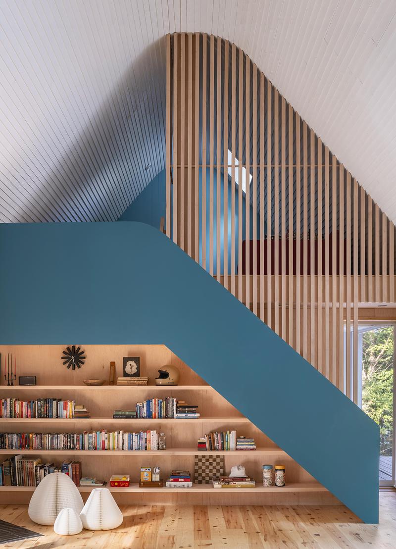 Press kit | 2682-03 - Press release | DogTrot Magnetawan - Williamson Williamson inc - Residential Architecture - <p class="">The living area with a wood stove, built in shelving, and stair to the loft. The loft is screened with a maple slat wall.</p> - Photo credit: Scott Norsworthy