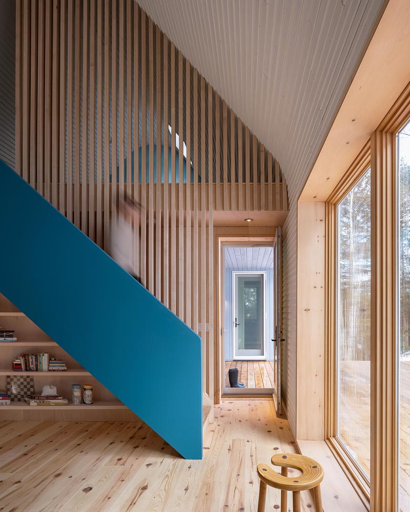 Press kit | 2682-03 - Press release | DogTrot Magnetawan - Williamson Williamson inc - Residential Architecture - A detail view of the stair to the loft, shelving and maple slat wall. - Photo credit: Scott Norsworthy